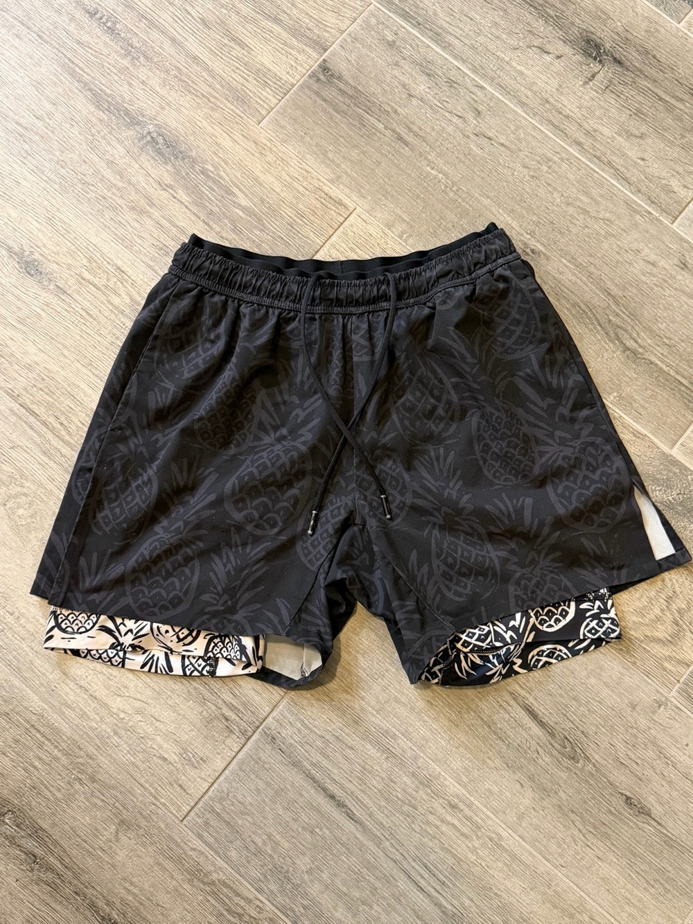 Chubbies 5.5" Swim Trunk w/Liner
- The En Fuegos - Small Summer Vacay Pineapples
